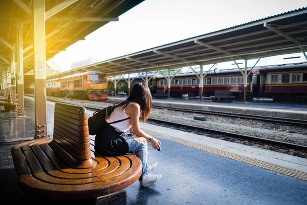 kadın erkek için bekleyen bir tren istasyonu. çekici tra