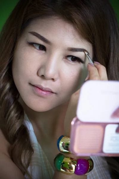 Closeup Beutiful Asiático Modelo Maquiagem Aplica Sombra Escova Sobrancelha — Fotografia de Stock