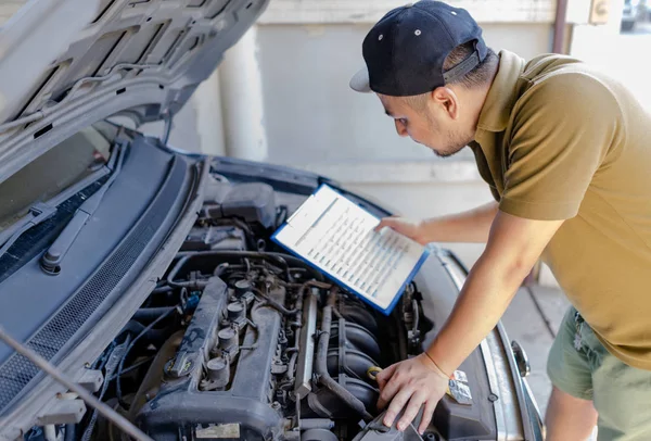 Meccanico Tecnico Che Tiene Appunti Controlla Motore Dell Auto Guardando — Foto Stock