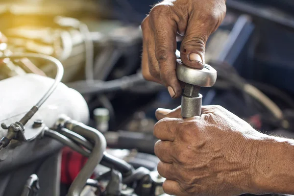 Close Mechanical Man Dirty Hands Using Tool Fix Repair Car — Stock Photo, Image