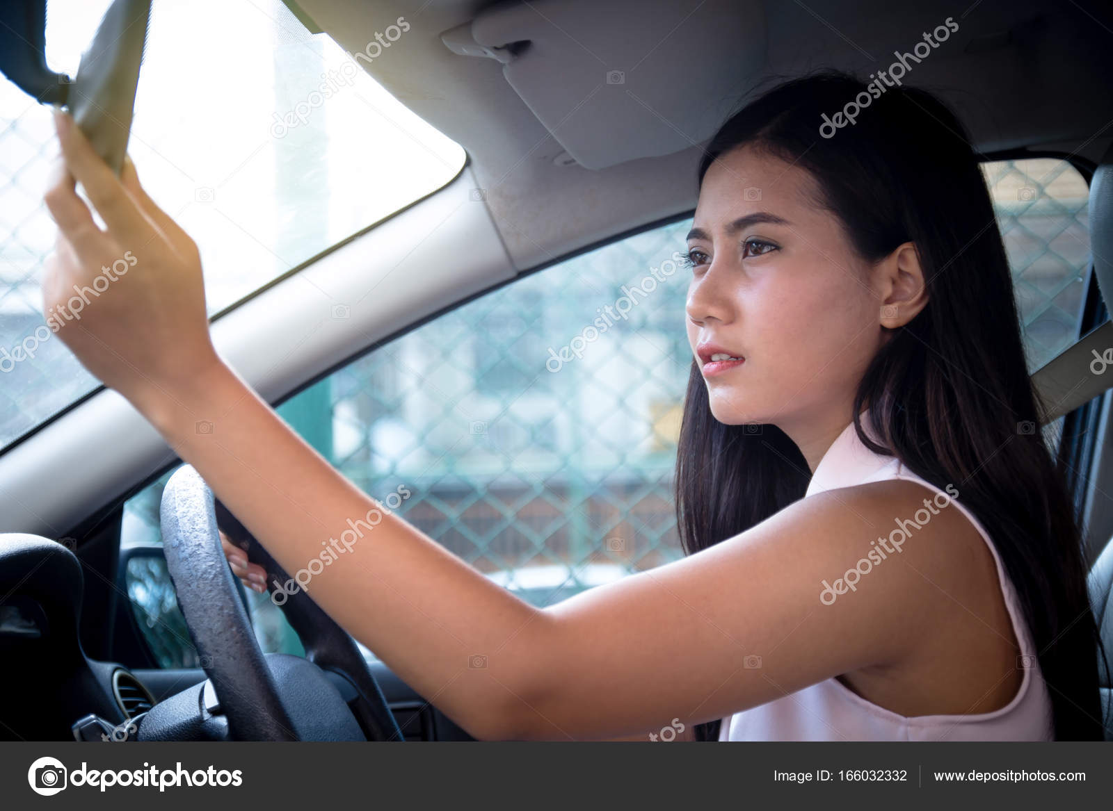 Jeune femme attrayante conducteur assis sur le siège à l'intérieur