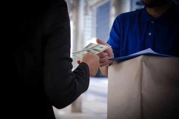 Genç kadın nakit, Doları notlar para paket için ödeme kadar kapatın