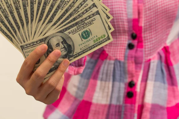 米国のお金のドル札を保持している女性を閉じる. — ストック写真