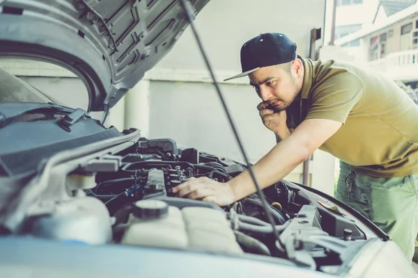 Mechanic, technician man holding clipboard and check the car eng — Stock Photo, Image