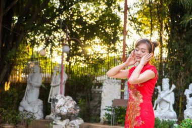 Portre güzel genç kız. Çinli kadın sezon dönemi kültür Çin yeni Year.Happy Bayan sırasında geleneksel kostüm giyen. Çin geleneksel giyinme kırmızı cheongsam kadınla. 