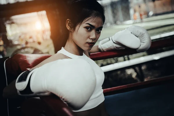 Mujer Asiática Boxeadora Arena Boxeo Descansando Después Duro Entrenamiento — Foto de Stock