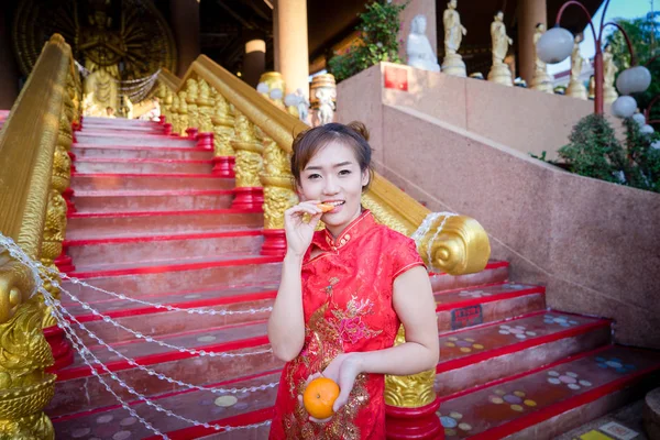Китайська Жінка Носить Традиційний Костюм Під Час Китайського Нового Year — стокове фото