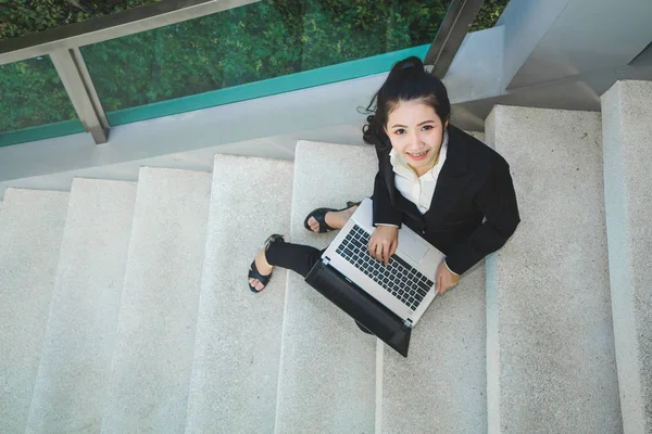 Business Kvinna Svart Kostym Som Sitter Trappan Med Laptop Tittar — Stockfoto