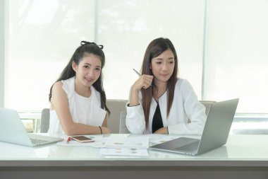 İş takım insanlar konuşma, ofiste geçerli sorunları sorunları tartışıyor