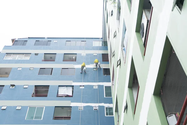 roll üzerine asılı ressamlar boyama renk yüksek building.safety İnşaat Asansör halat kemer City ile wall.facade Oluşturucu işçisi ile rulo fırça, bina.
