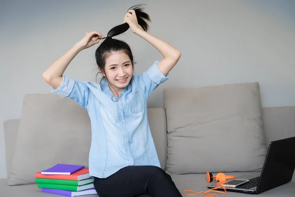 Weibliches Modell Das Haare Bindet Frau Berührt Und Gefesselt Haarjunge — Stockfoto