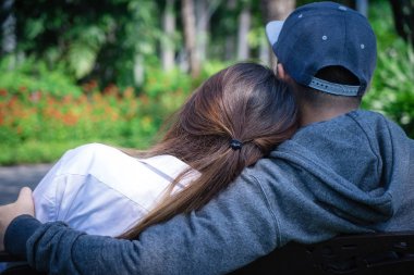 Birlikte yaz parkta sarılma genç mutlu çift oturma.