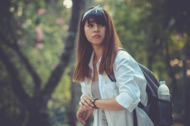 Genç güzel kız bekliyor ve bilek bakarak. Çekmek