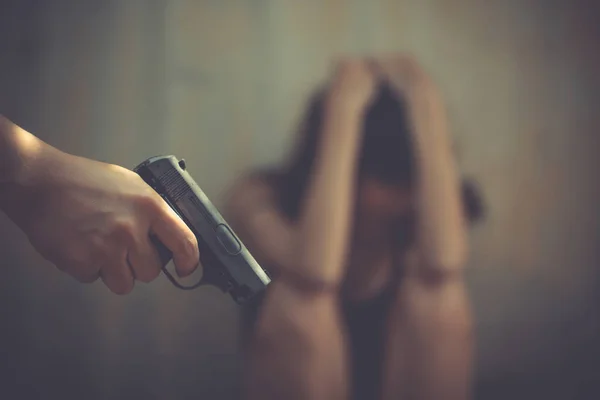 Un hombre usa un arma para intimidar a una mujer por violación. Secuestro y violación —  Fotos de Stock