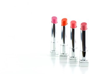 İzole kopya alanı beyaz zemin üzerine kırmızı ve pembe ruj kapatın. kadın kavramı makyaj.