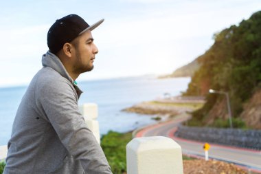 Khungvimarn, Chalerm Burapha Chonlathit karayolu Noen Nangphaya View Point Chanthaburi, Tayland, Thailand, doğal görünümüne bakarak Genç Asyalı adam.