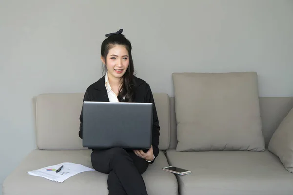 Ung Affärskvinna Arbetar Med Laptop Och Papper Soffa Flicka Livsstil — Stockfoto