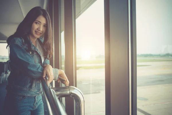 Retrato Joven Mujer Asiática Pie Terminal Del Aeropuerto —  Fotos de Stock