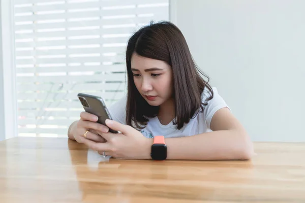 Ung Kvinna Skriver Sms Smarttelefon Caféet Asiatisk Flicka Bär Smart — Stockfoto
