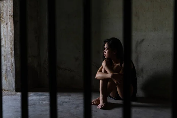 刑務所のバーの後ろに座って逮捕され投獄されたアジア人女性 — ストック写真