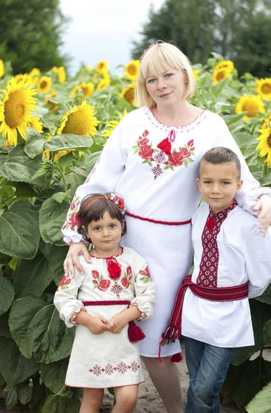 Місцева мешканка і діти в національних українських костюмах. — стокове фото