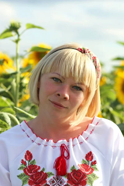 Kvinna i nationella ukrainska kläder — Stockfoto