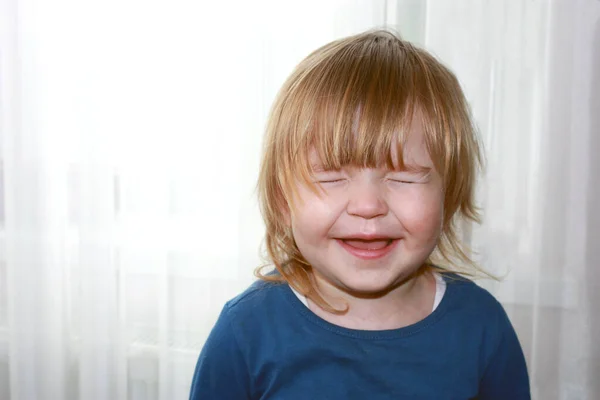 Menina Sorri Com Olhos Fechados Fundo Leve — Fotografia de Stock