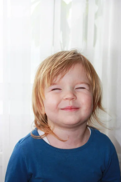 Mädchen Lächelt Mit Geschlossenen Augen Vor Hellem Hintergrund — Stockfoto