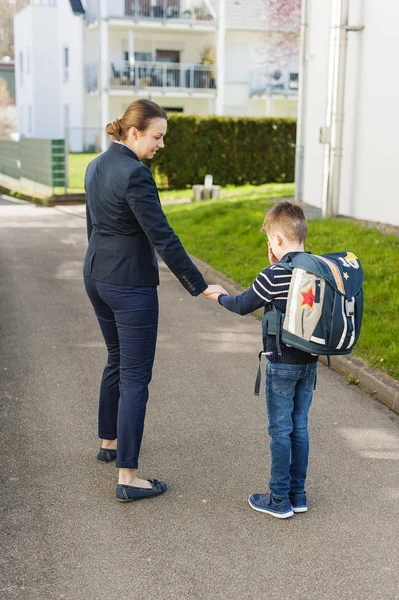 Il ragazzo ha paura di andare a scuola. Mamma lo convince — Foto Stock