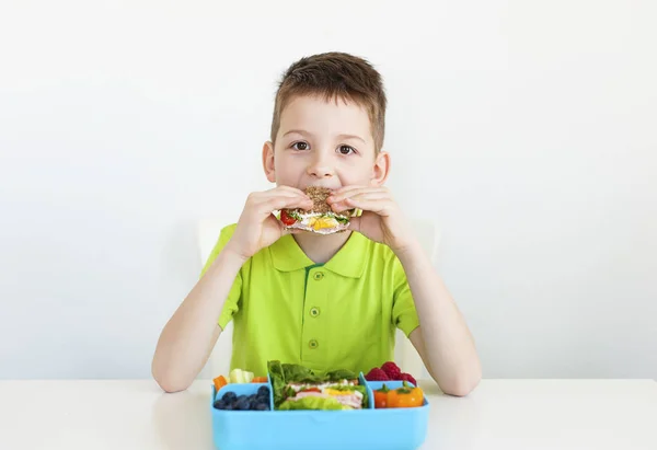 8 ans jeune garçon mangeant des aliments sains — Photo