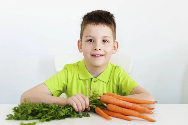 Primer plano de adorable joven con zanahoria. Fondo blanco —  Fotos de Stock