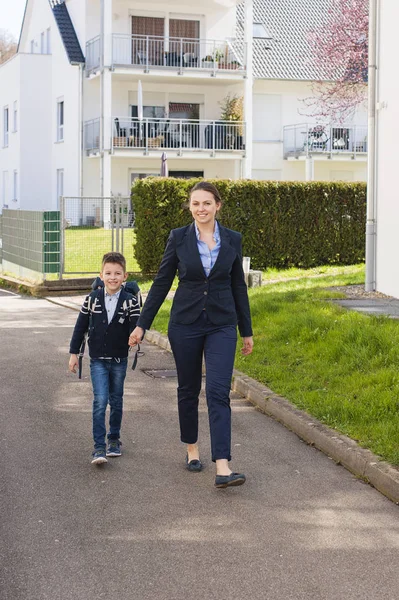 Счастливые мама и мальчик ходят в школу Лицензионные Стоковые Изображения