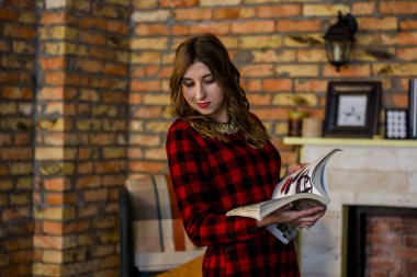 bir kitapla genç kız