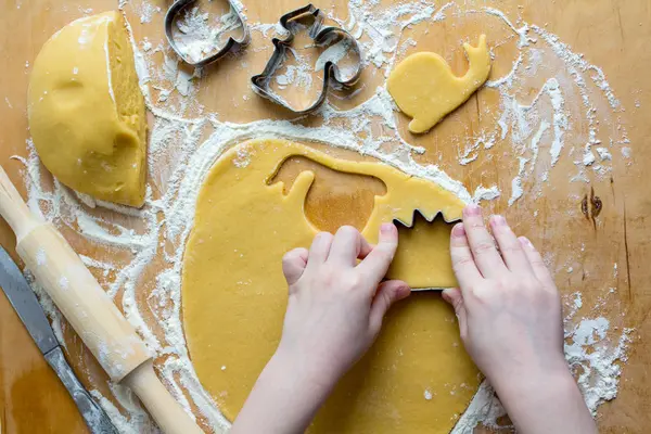 Ребенок готовит домашнее печенье — стоковое фото