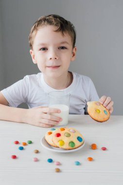 Çocuk süt ile ev yapımı bisküvi yemek mutludur