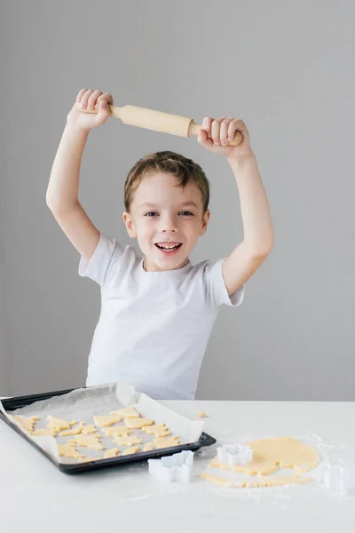 Dziecko przygotowuje domowe ciasteczka świąteczne — Zdjęcie stockowe