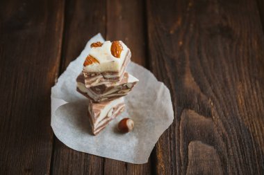 Kahverengi bir arka plan üzerine Tahin Helva