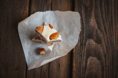 Kahverengi bir arka plan üzerine Tahin Helva