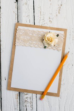 Karton çiçek kartıyla