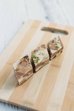 Beyaz bir tablo helva