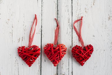 Beyaz arka planda kırmızı kalpler