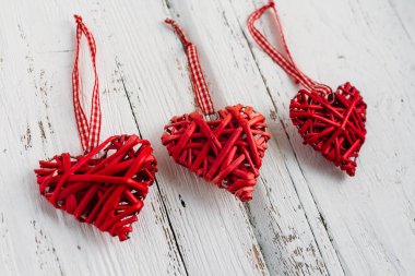 Beyaz arka planda kırmızı kalpler