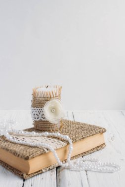 Beyaz bir tablo üzerinde rustik tarzda kitaptır