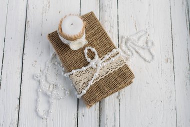 Beyaz bir tablo üzerinde rustik tarzda kitaptır