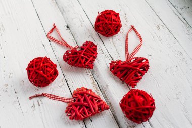 Beyaz arka planda kırmızı kalpler