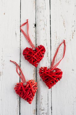 Beyaz arka planda kırmızı kalpler