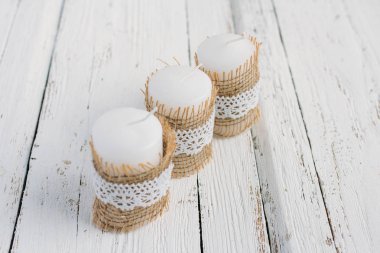 Beyaz masada üç mum