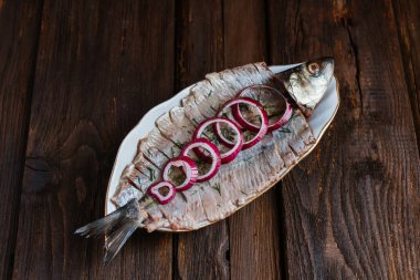 Dilimlenmiş soğan ile ringa balığı