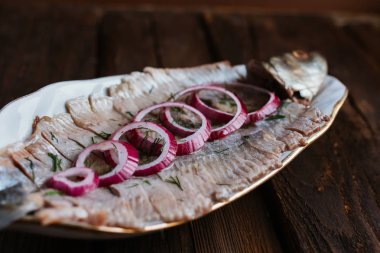 Dilimlenmiş soğan ile ringa balığı