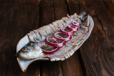 Dilimlenmiş soğan ile ringa balığı